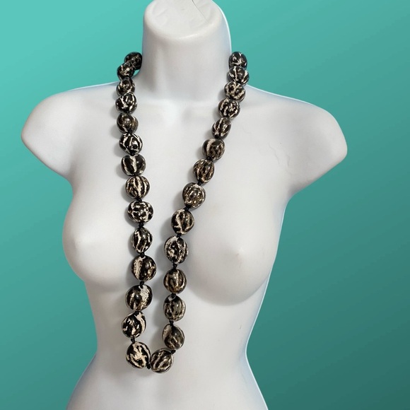 Kukui Nuts Tiger Print Black & White Etched Distressed Chunky Necklace - Picture 3 of 4